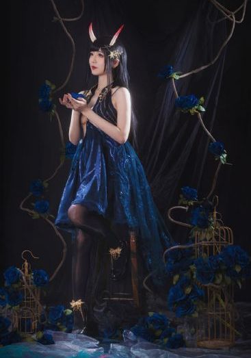 恐龙星的比基尼女孩
